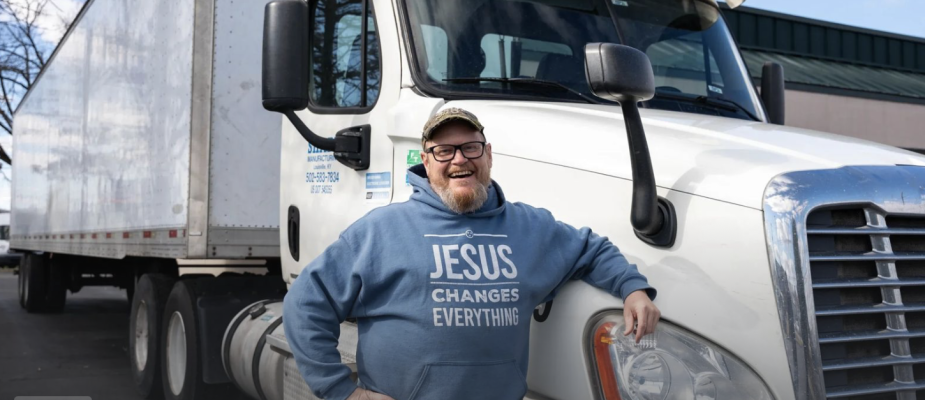 Desde la cabina de un camión, estudios bíblicos conectan EE.UU. y la India